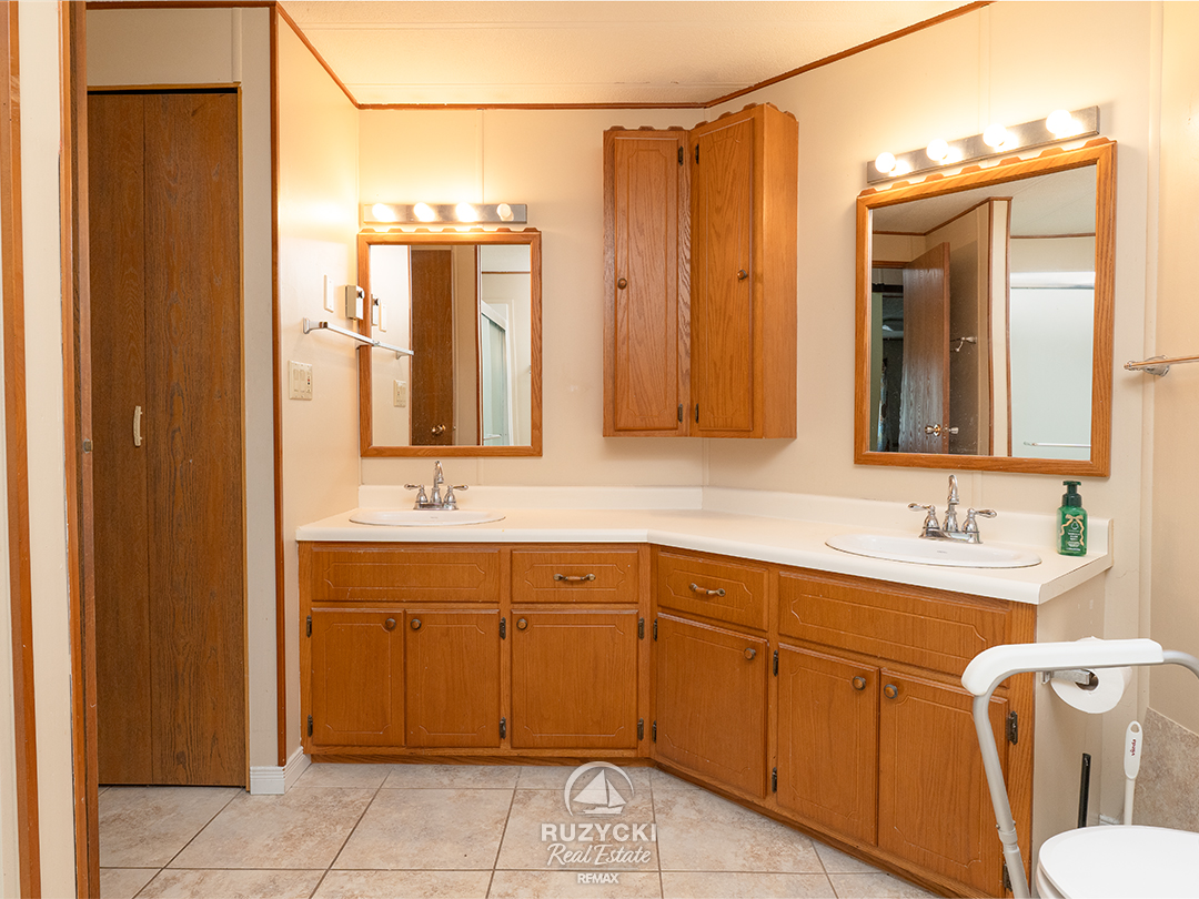 1-3033-townline-rd-stevensville_33 4 piece bathroom with double sinks of 3033 townline rd unit 1 stevensville