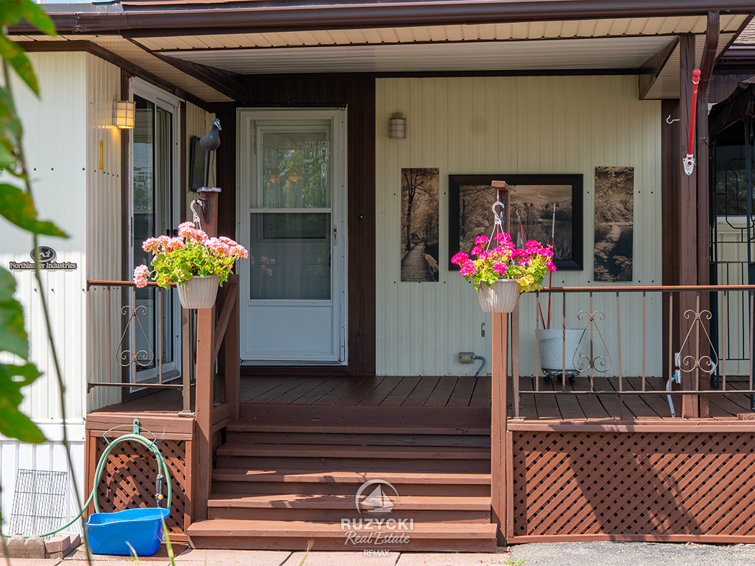 1-3033-townline-rd-stevensville_39 covered front porch of 3033 townline rd unit 1 stevensville