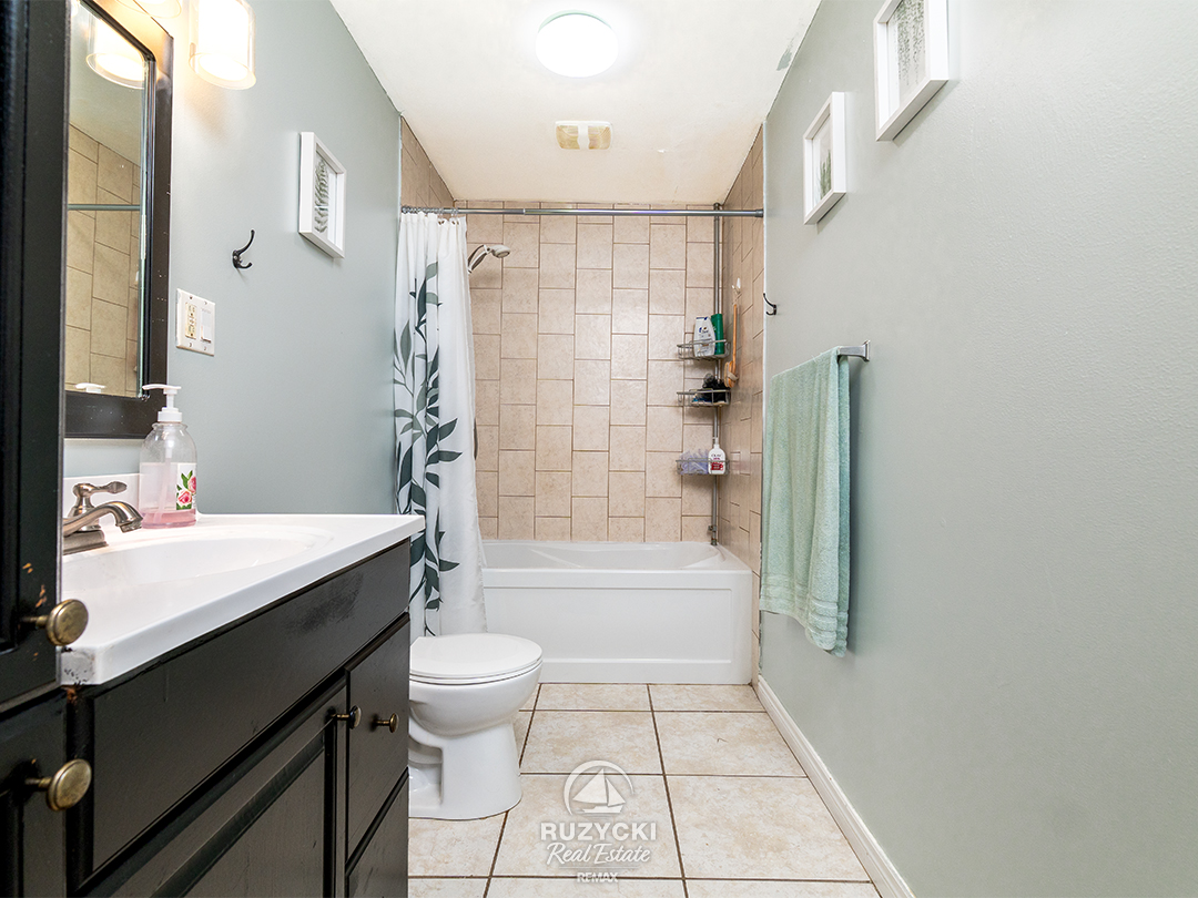 66-neff-st-port-colborne_16 4 piece main floor bathroom of 66 neff street port colborne