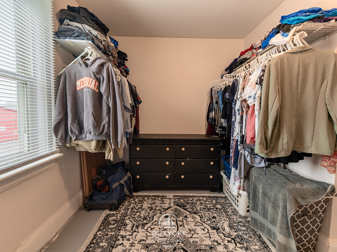 66-neff-st-port-colborne_40 bedroom/walk-in closet of 66 neff street port colborne