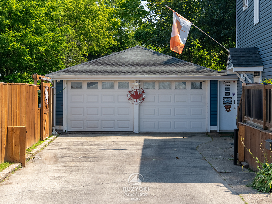 66-neff-st-port-colborne_63 double attached garage of 66 neff street port colborne