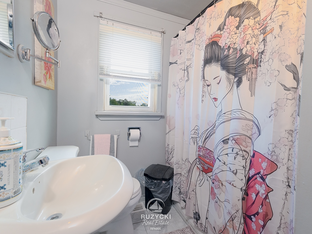 137-wellington-street-port-colborne_17 4 piece bathroom
