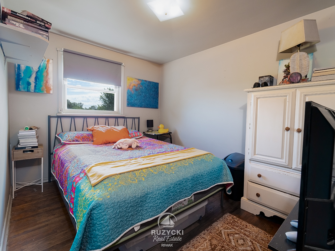 137-wellington-street-port-colborne_18 bedroom with colourful double bed