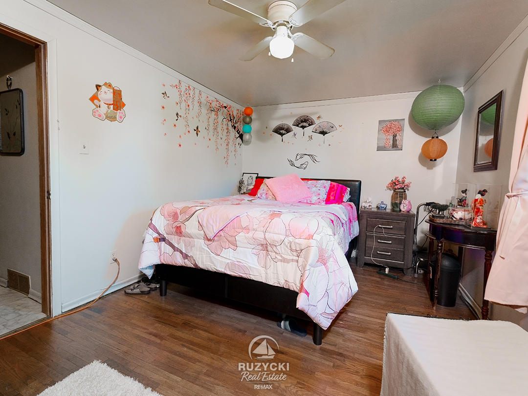 137-wellington-street-port-colborne_19 bedroom with double bed with pink bedspread