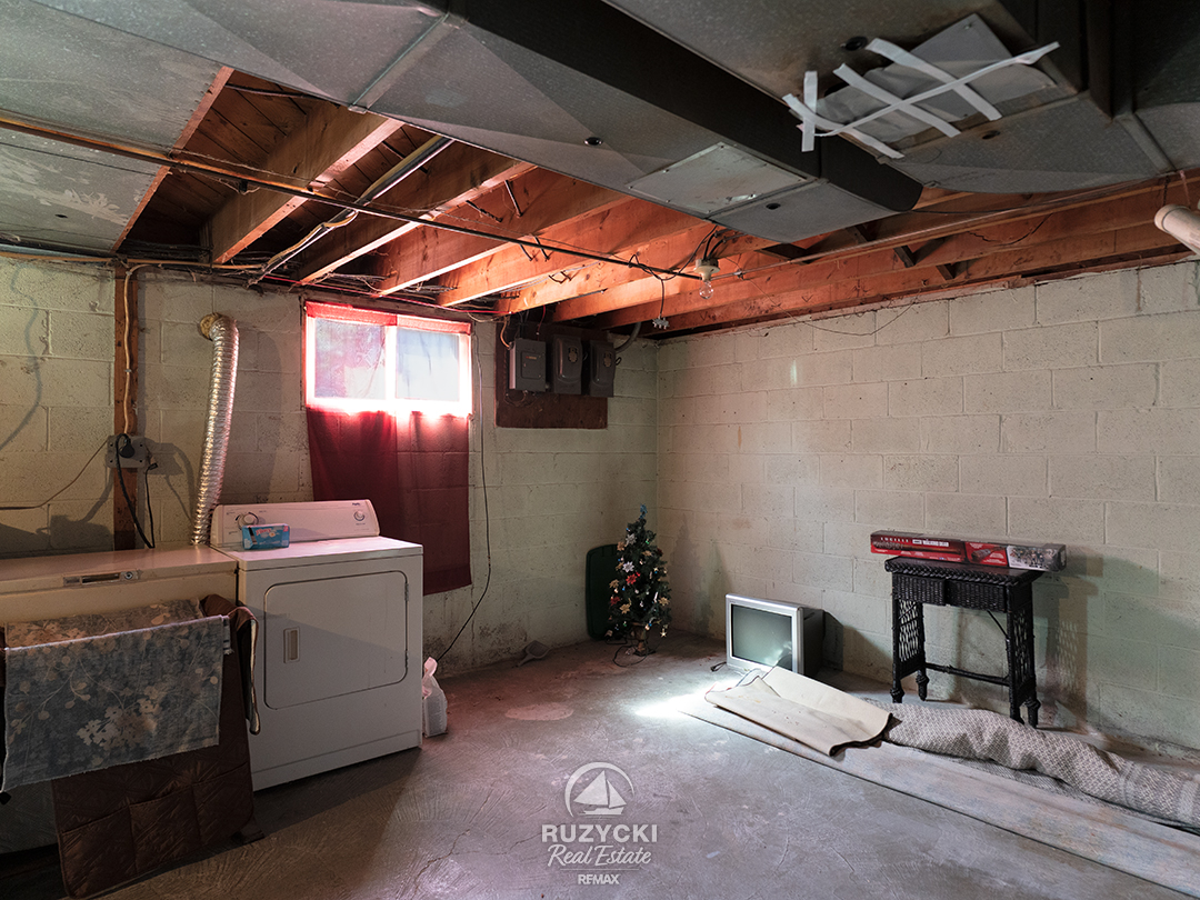 137-wellington-street-port-colborne_22 basement with laundry