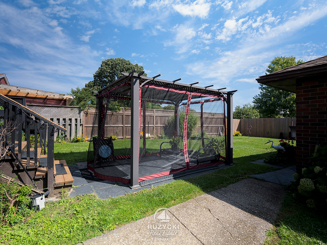 137-wellington-street-port-colborne_35 pergola in fully fenced backyard