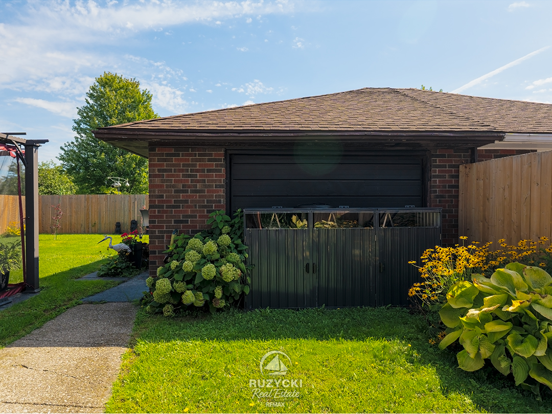 137-wellington-street-port-colborne_36 shared garage