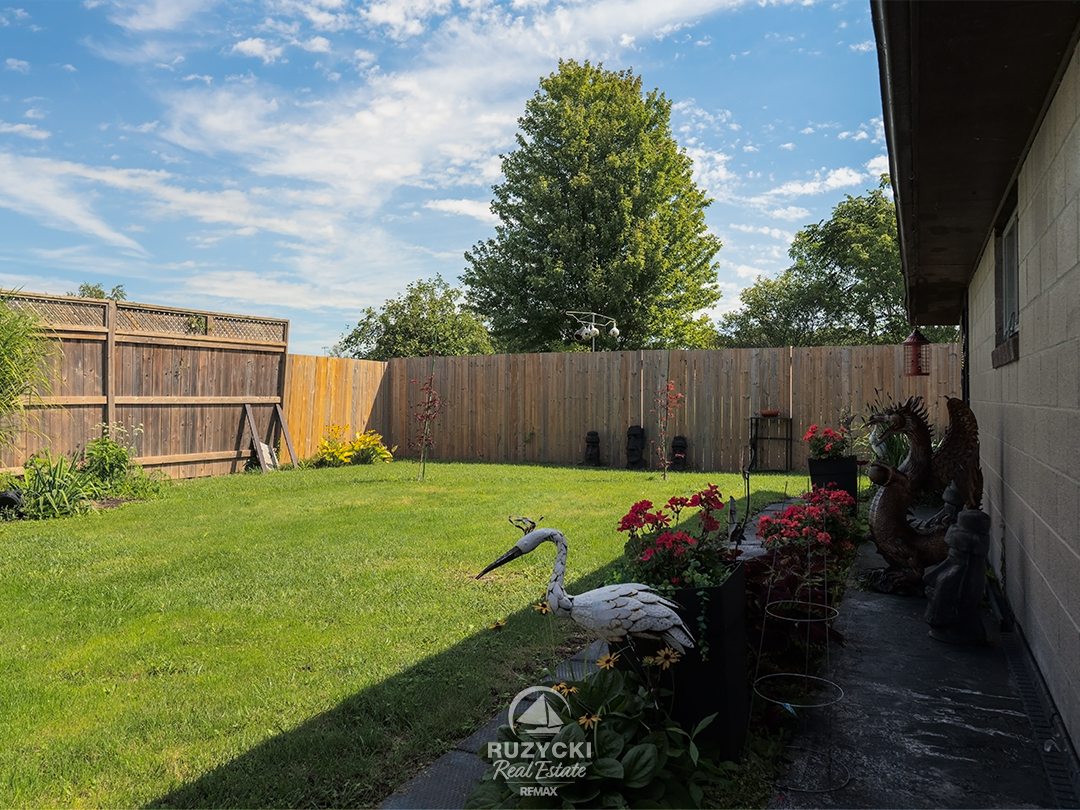 137-wellington-street-port-colborne_37 fully fenced backyard