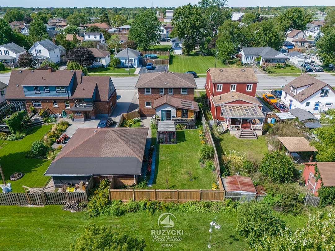 137-wellington-street-port-colborne_41 aerial view of fully fenced backyard