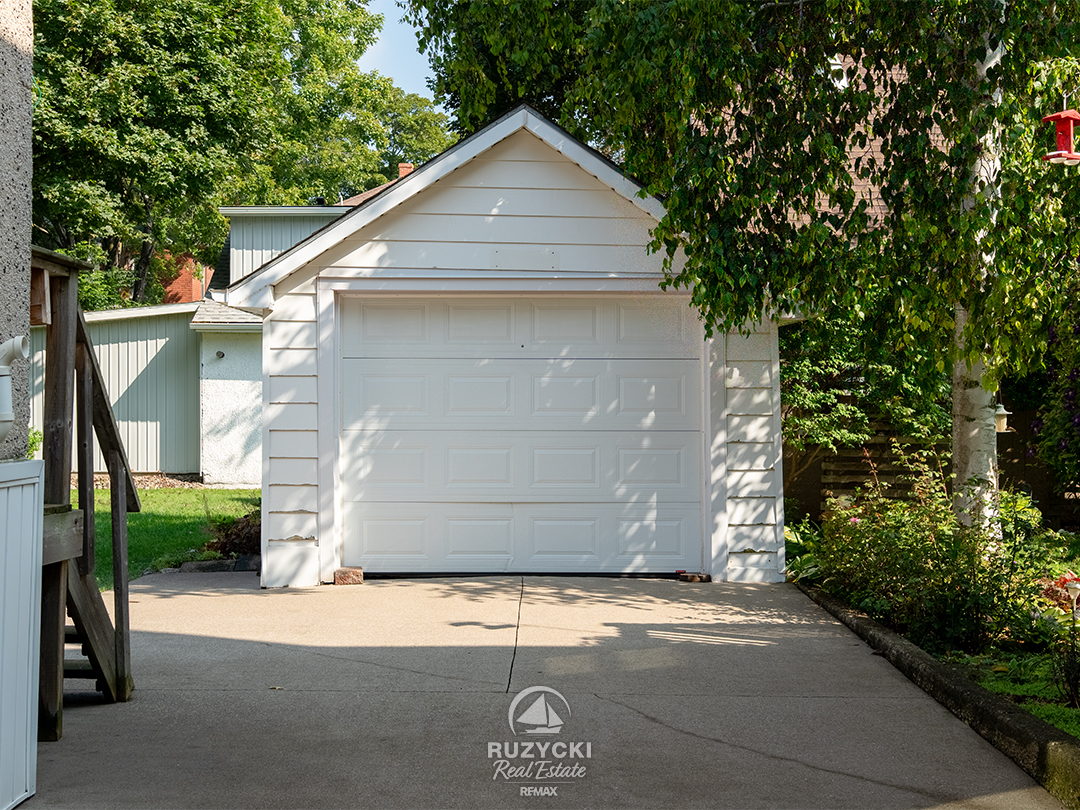 241-alexandra-st-port-colborne_12 single car detached garage of 241 alexandra st port colborne