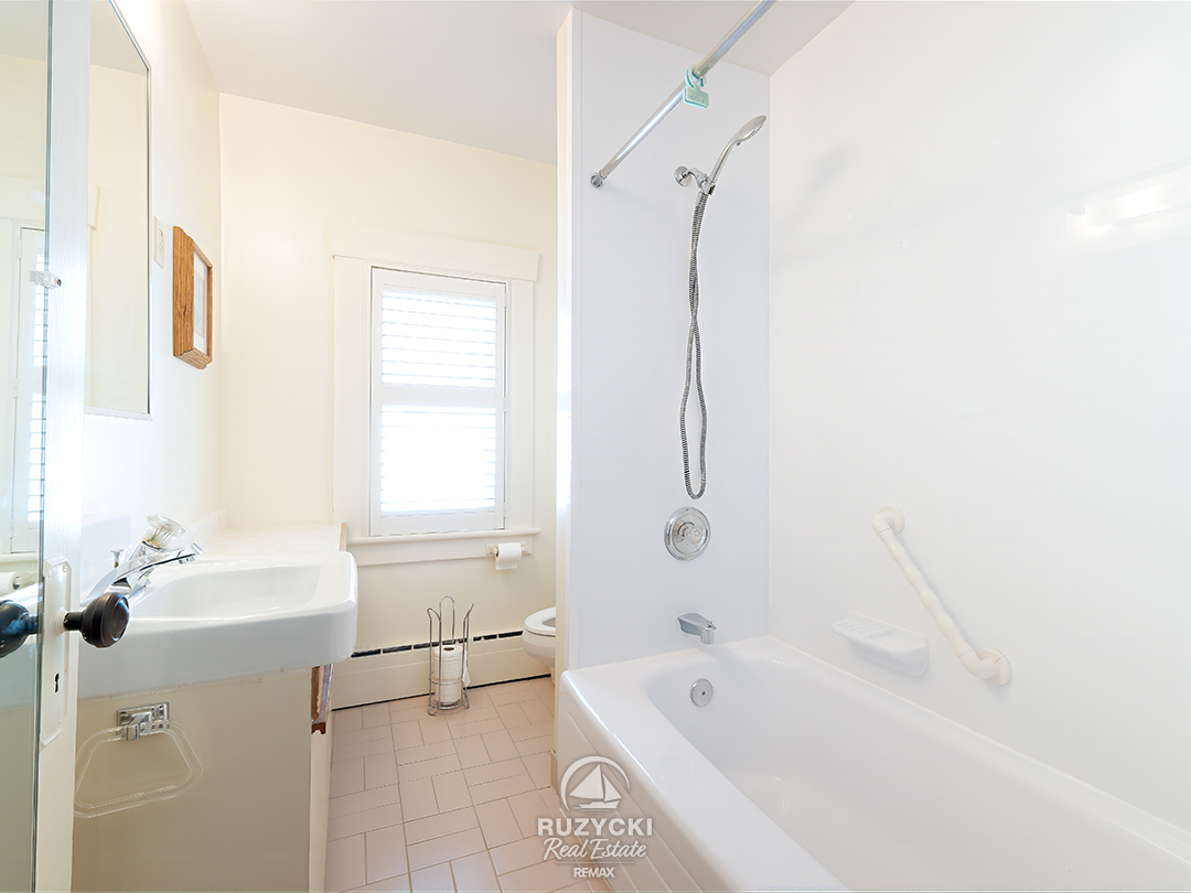 241-alexandra-st-port-colborne_14 4 piece upstairs bathroom of 241 alexandra st port colborne