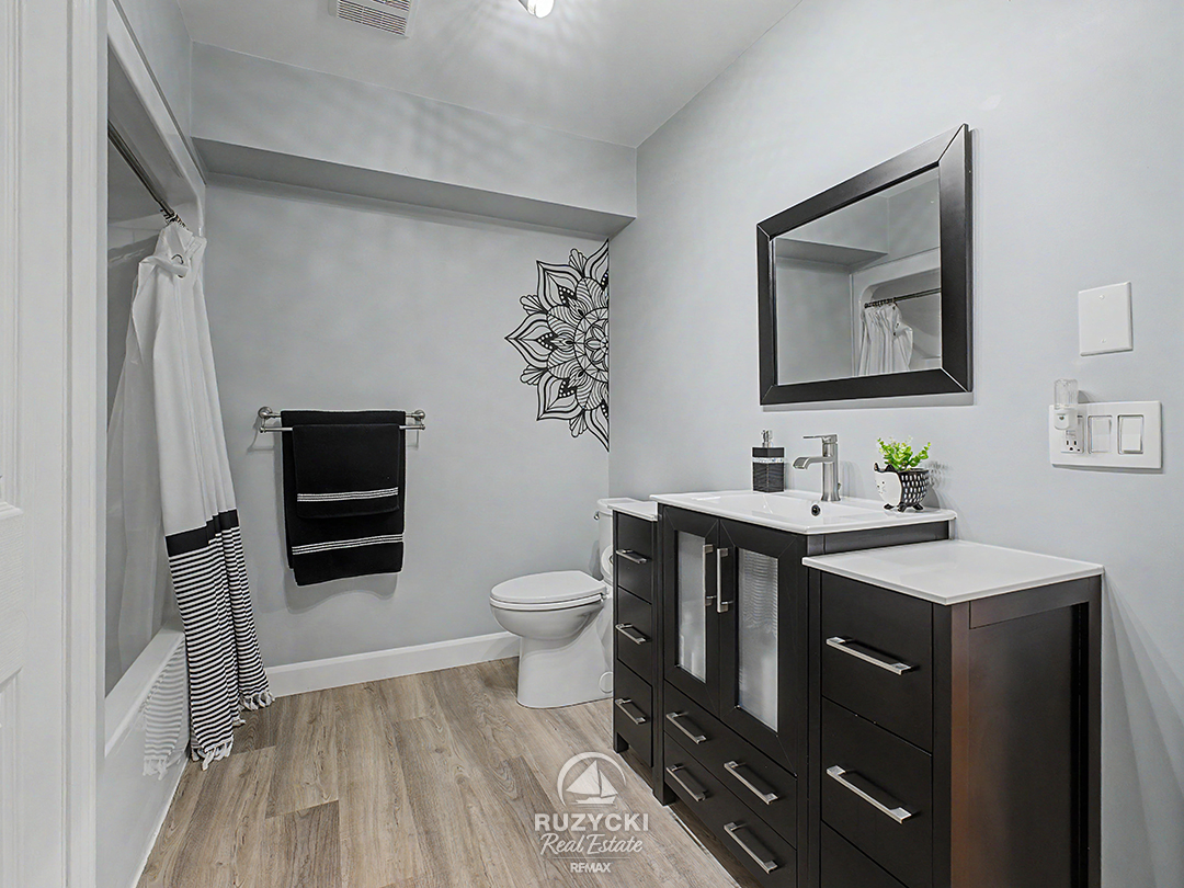 319-elgin-street-port-colborne_32 4 piece main floor bathroom