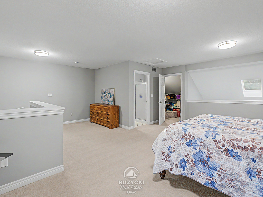 319-elgin-street-port-colborne_50 loft primary bedroom