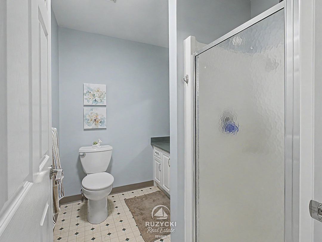 319-elgin-street-port-colborne_52 3 piece ensuite bath