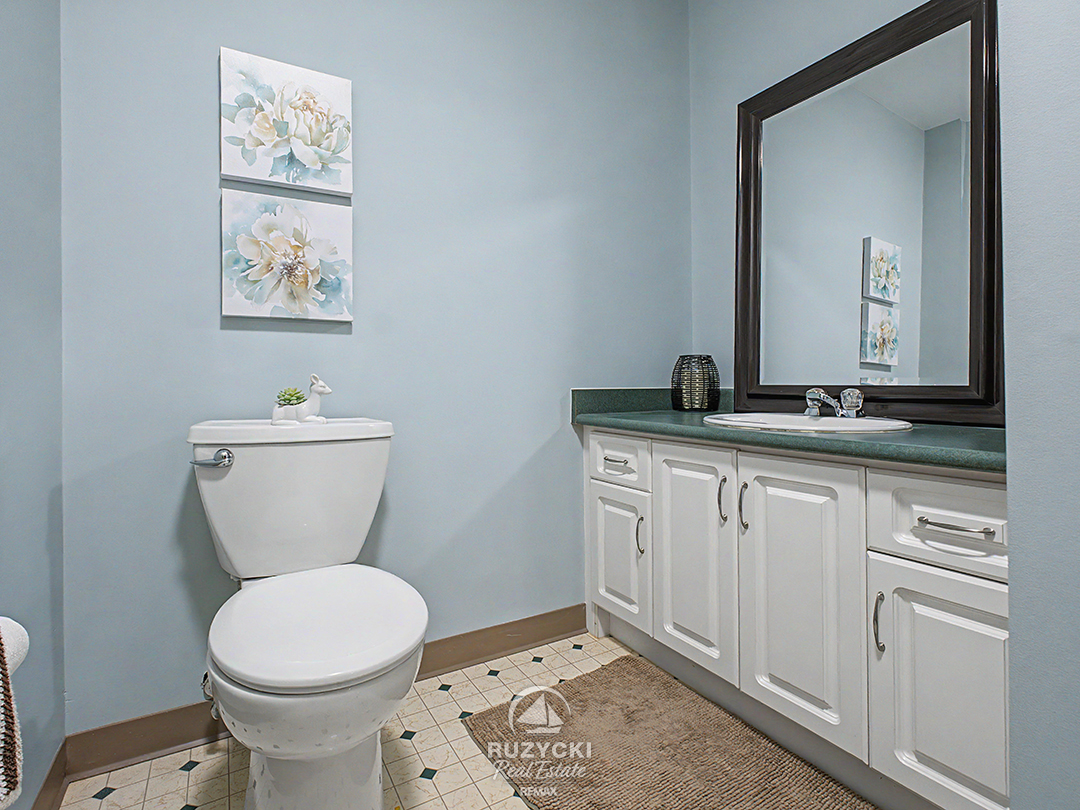 319-elgin-street-port-colborne_53 3 piece ensuite bath