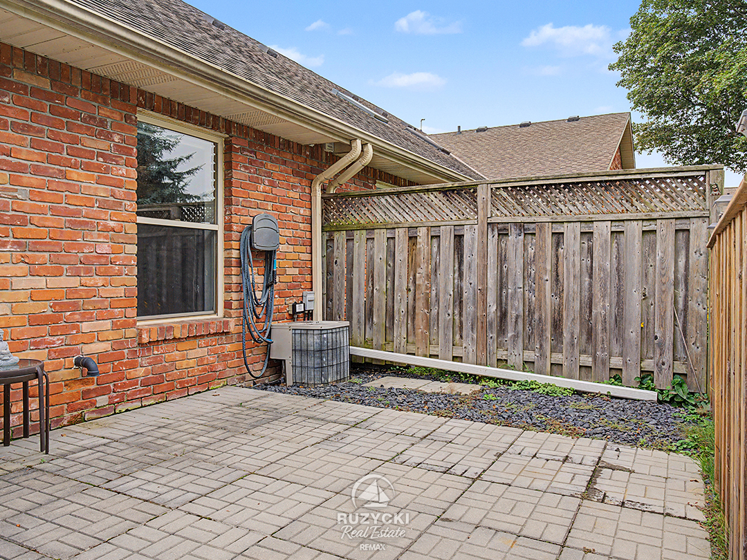 319-elgin-street-port-colborne_65 rear patio