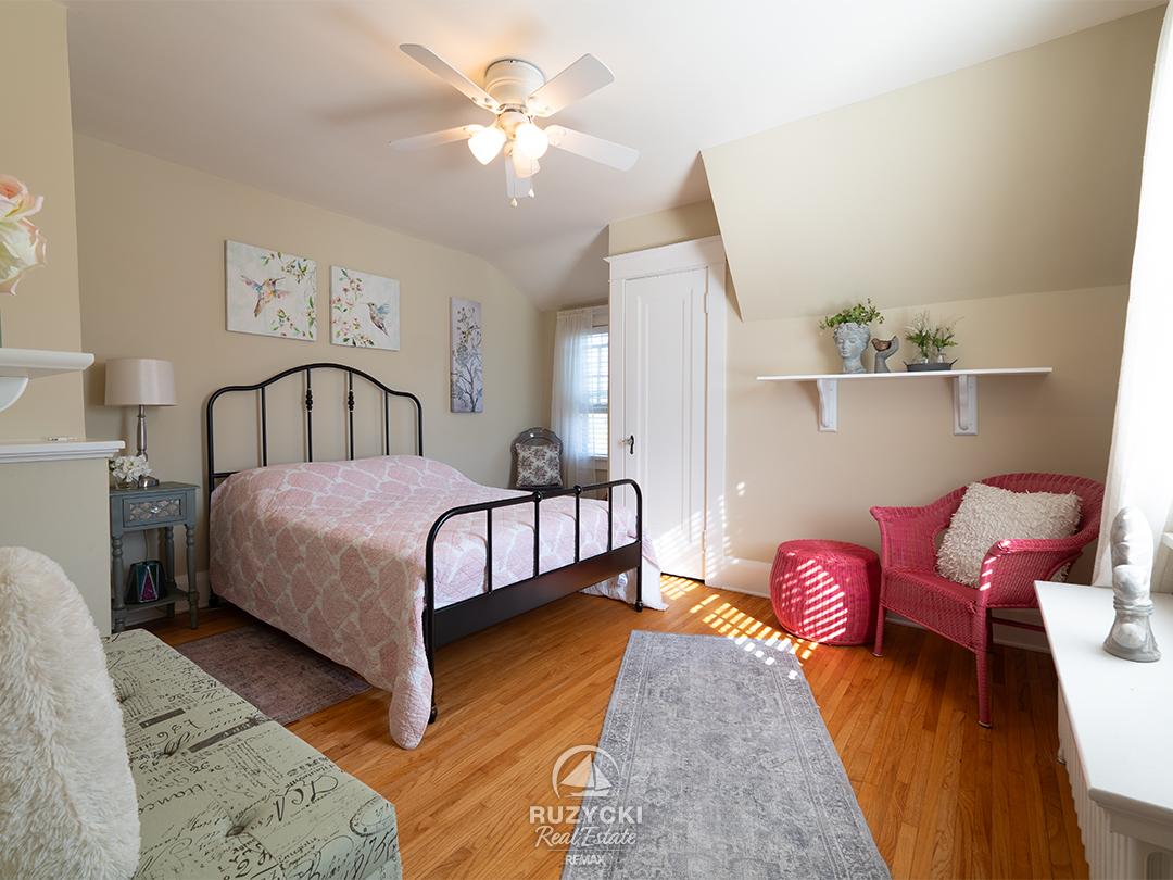 344-clarence-street-port-colborne_20 bedroom with cream walls and hardwood floors