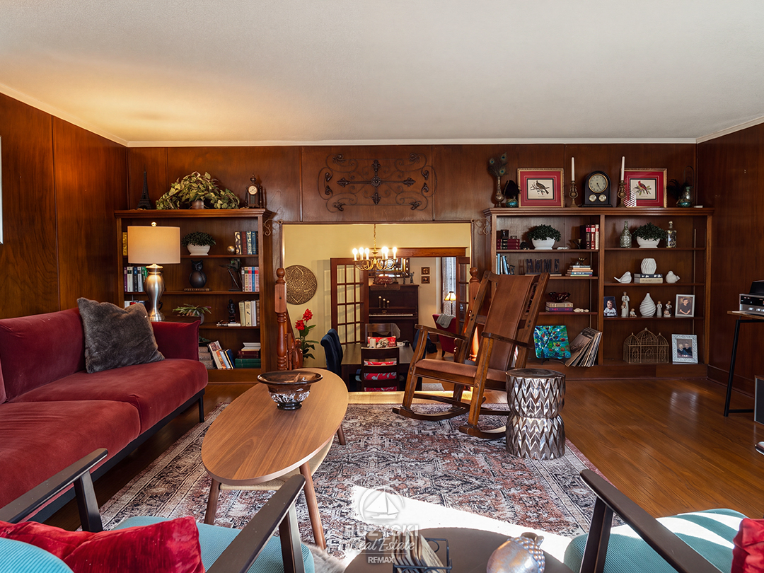 344-clarence-street-port-colborne_43 elevated den with hardwood floors and wood walls