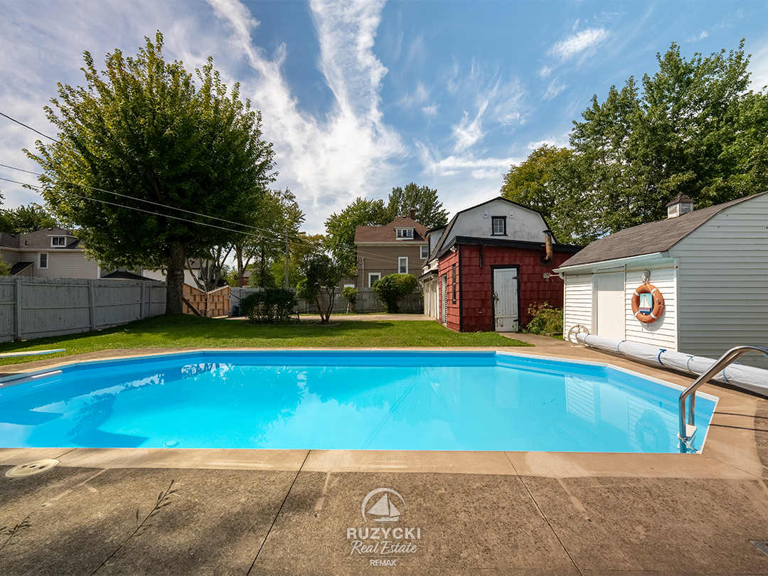 632-king-street-port-colborne_04 inground pool in fenced backyard
