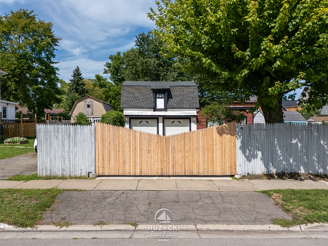 632-king-street-port-colborne_37 wooden gate leading to double garage in fenced backyard
