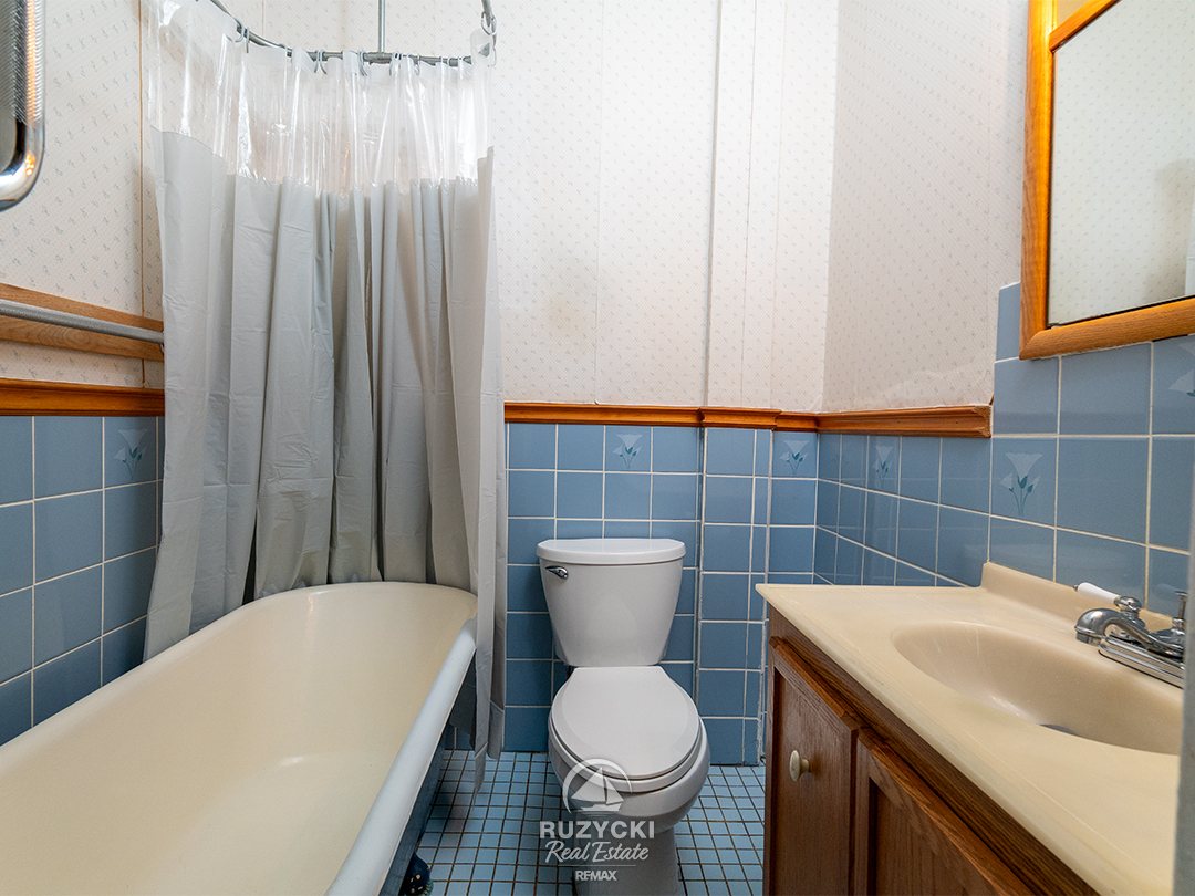 632-king-street-port-colborne_41 blue tiled 4 piece bathroom in apartment unit