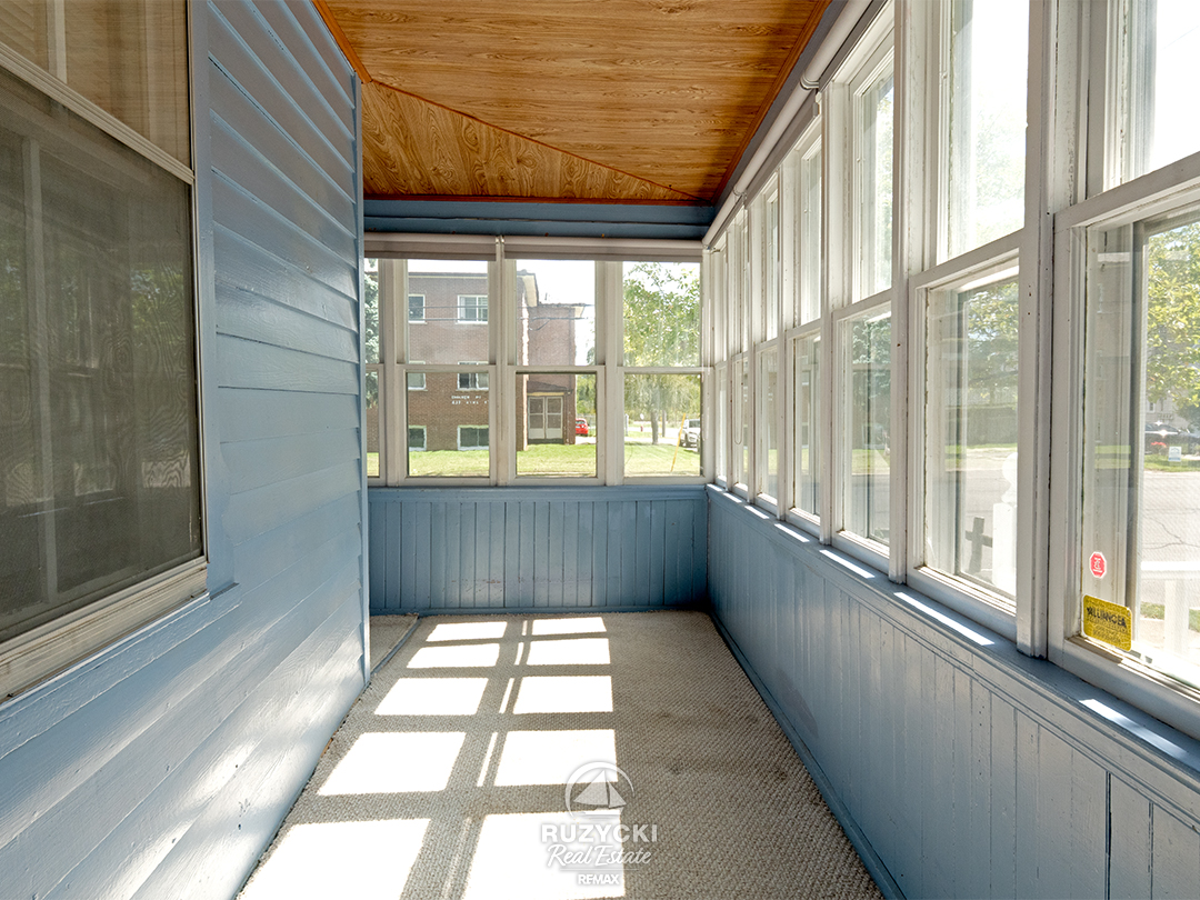 632-king-street-port-colborne_47 enclosed wrap-around porch