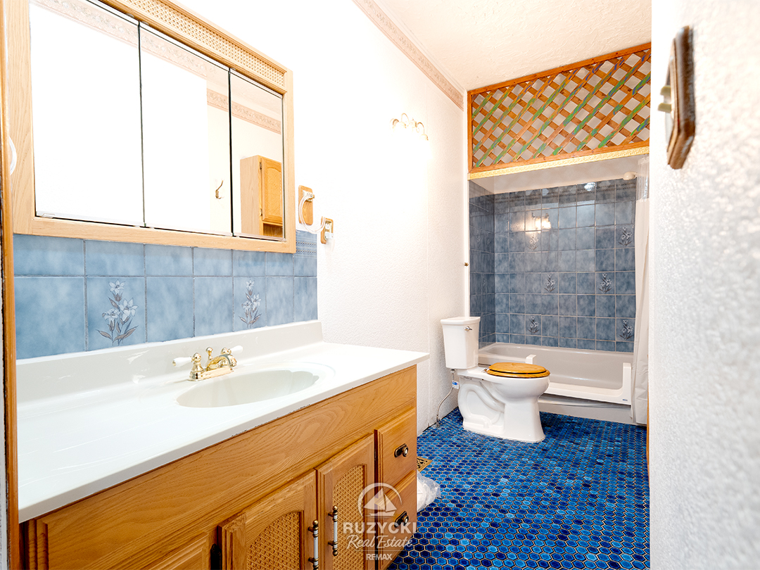 632-king-street-port-colborne_51 blue tiled 3 piece bathroom