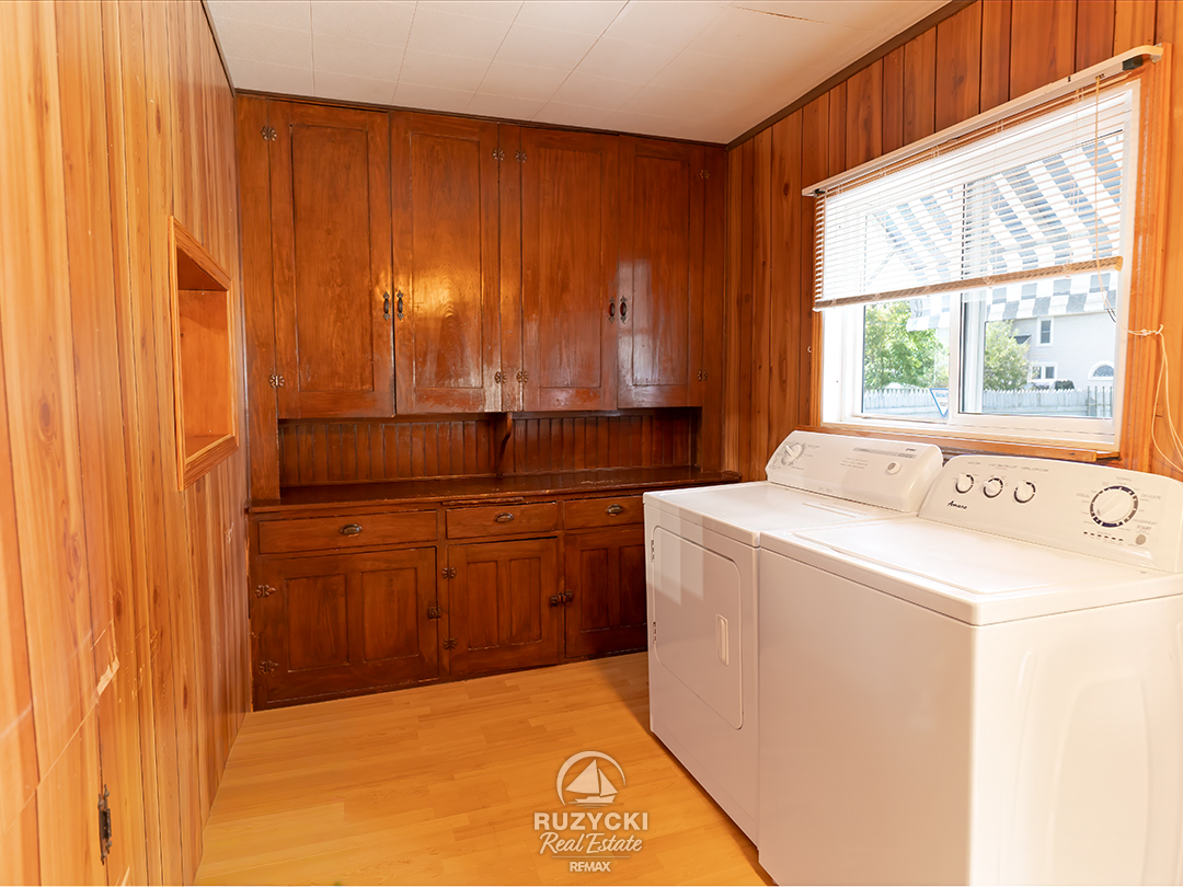 632-king-street-port-colborne_52 wood panelled laundry room