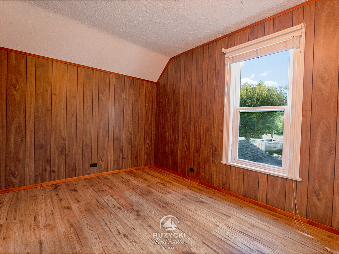 632-king-street-port-colborne_60 wood panelled bedroom