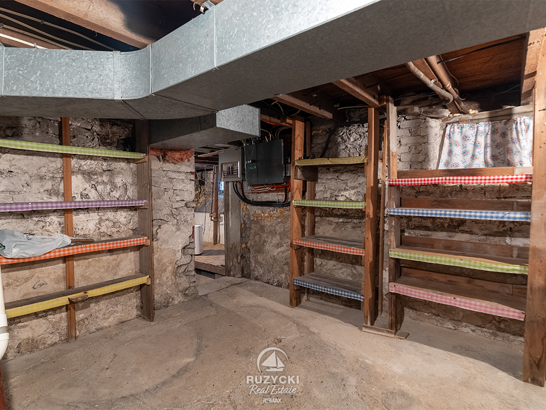 632-king-street-port-colborne_64 cold room in basement