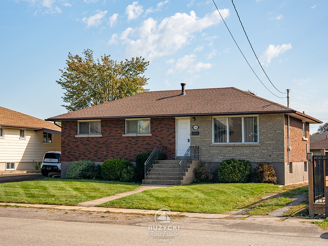 109-hampton-avenue-port-colborne_01 front exterior