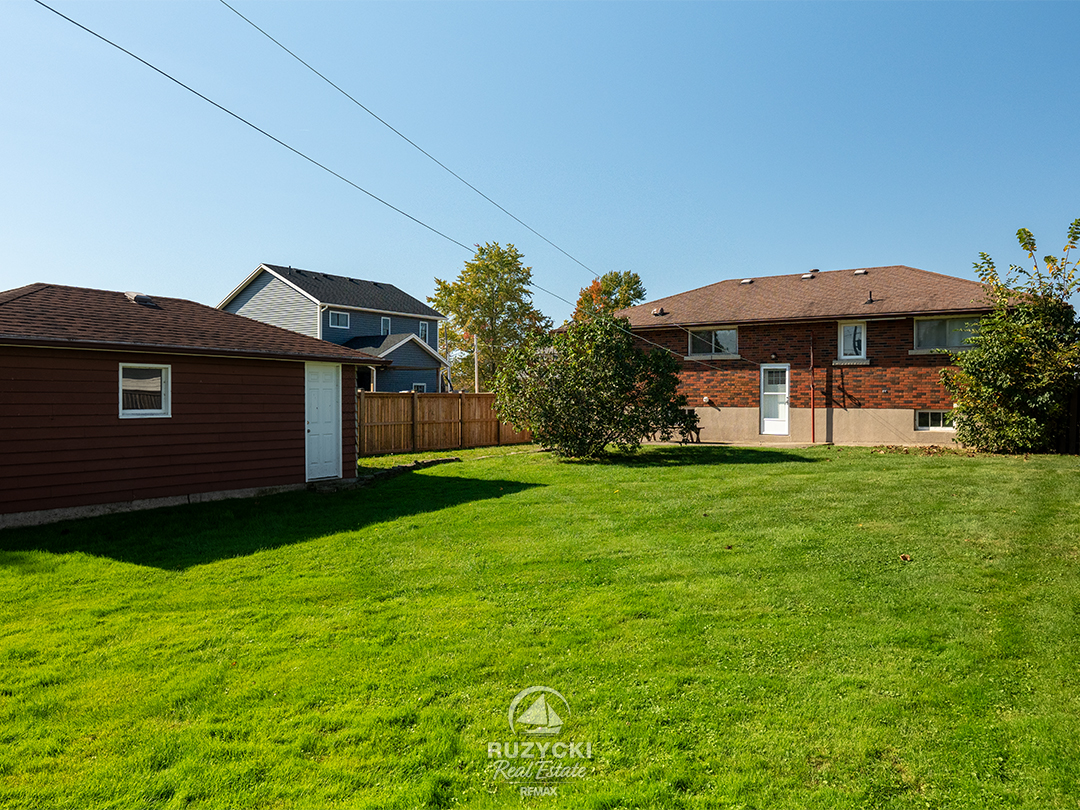109-hampton-avenue-port-colborne_02 backyard and rear exterior