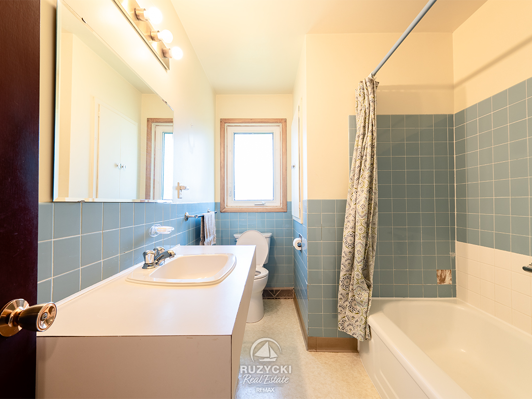 109-hampton-avenue-port-colborne_06 4 piece bathroom