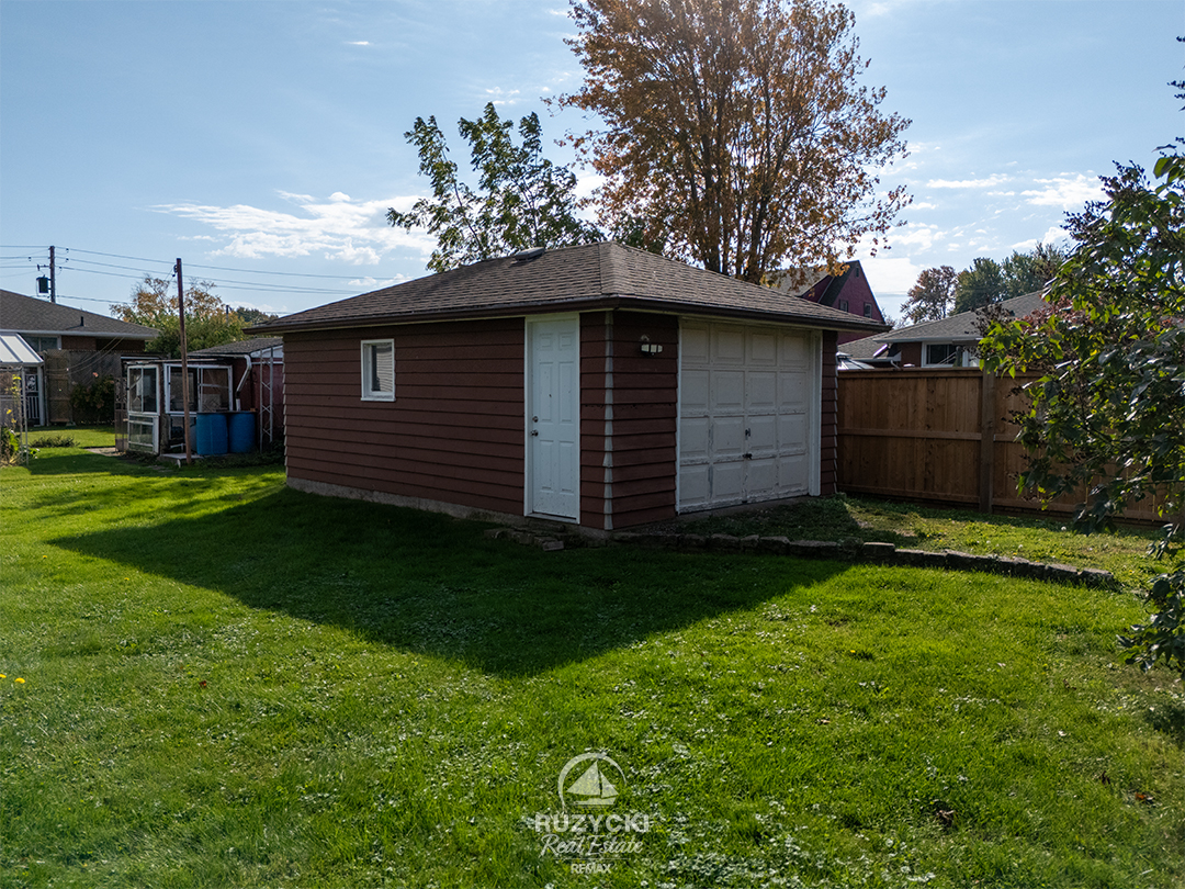 109-hampton-avenue-port-colborne_13 garage/shed in backyard