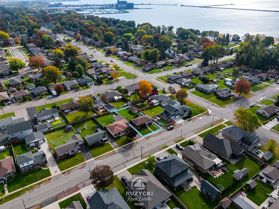 109-hampton-avenue-port-colborne_17 aerial view highlighting property