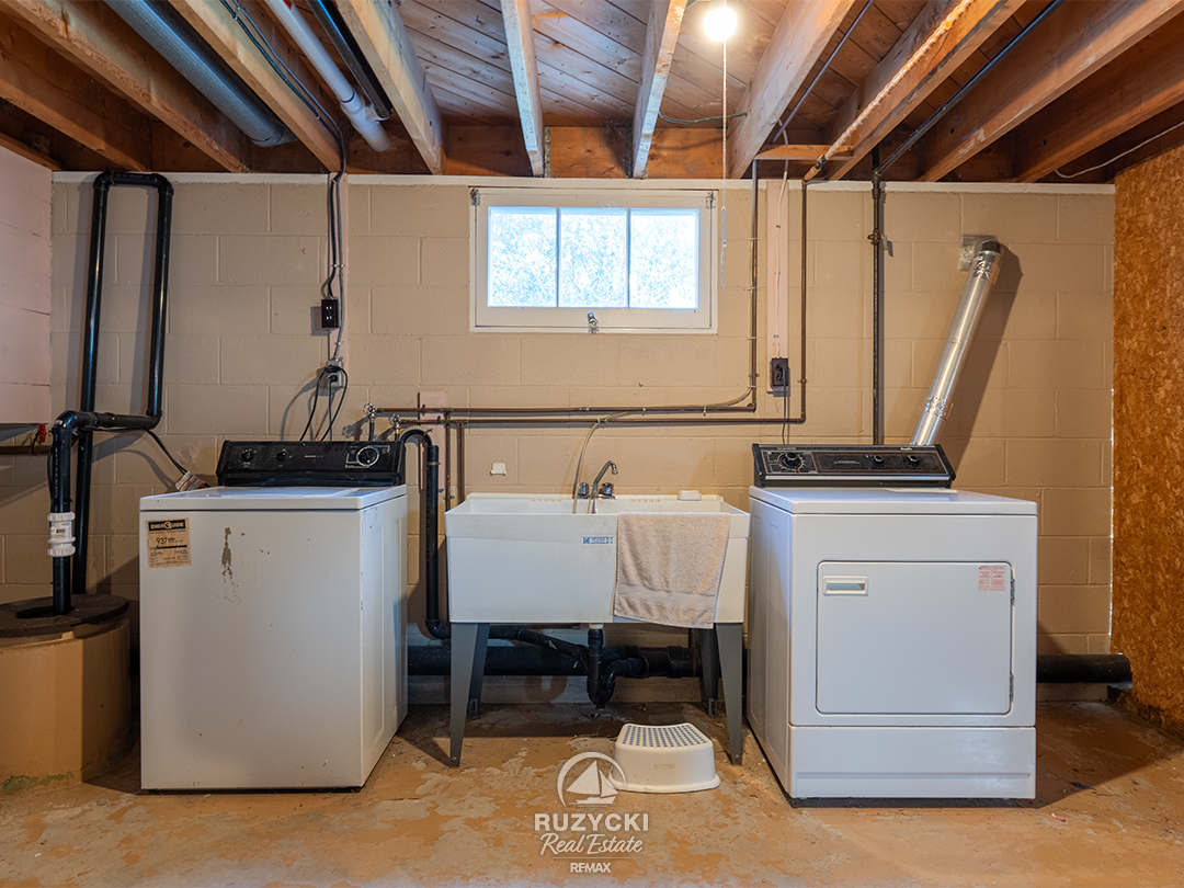 109-hampton-avenue-port-colborne_26 laundry in basement utility room