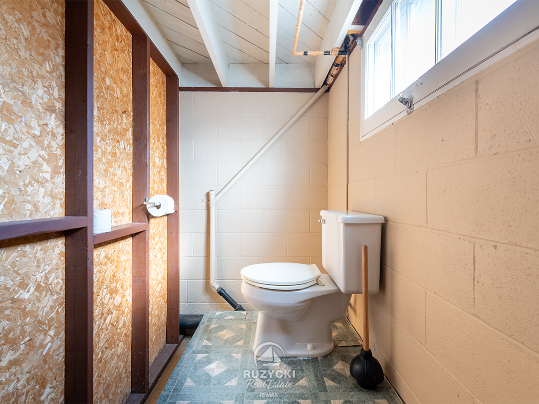 109-hampton-avenue-port-colborne_27 1 piece bathroom