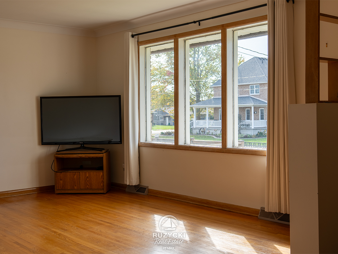 109-hampton-avenue-port-colborne_30 living room with bright windows