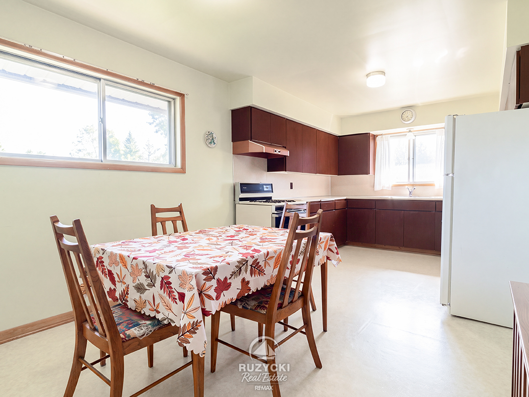 109-hampton-avenue-port-colborne_35 kitchen and dining area
