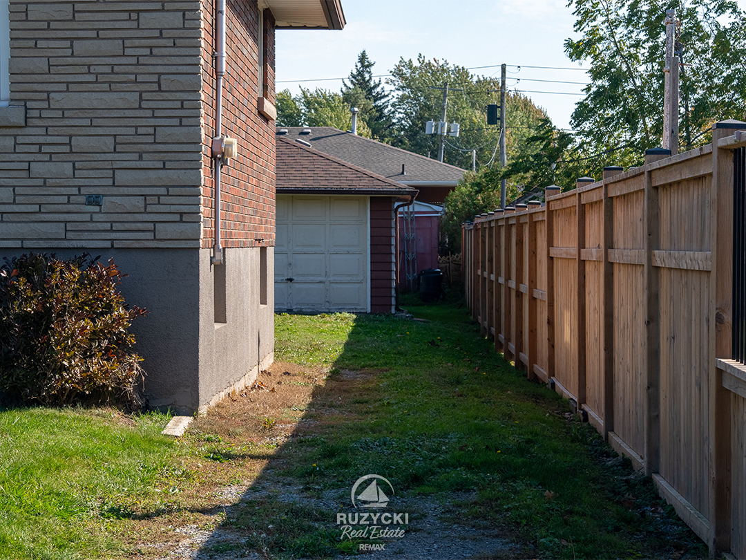 109-hampton-avenue-port-colborne_48 side yard access