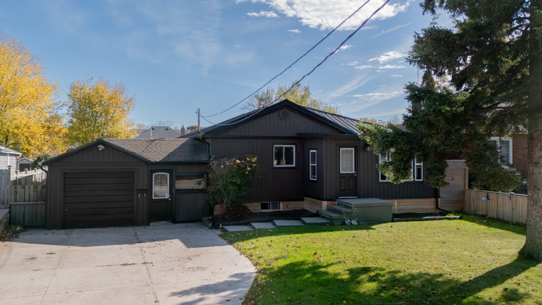 Dark sided bungalow for sale at 173 Glenwood Avenue Port Colborne