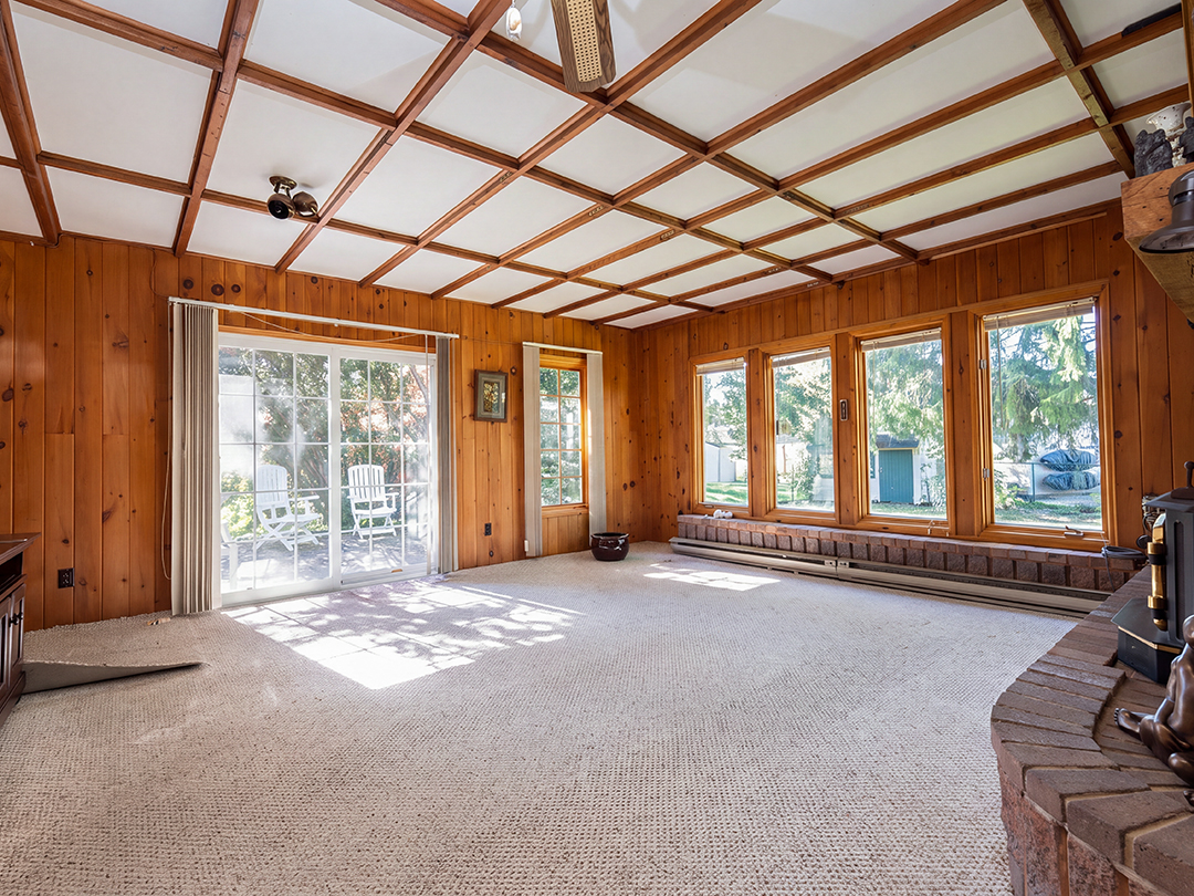 29-runnymede-road-port-colborne_38 family room with patio door and large windows facing backyard