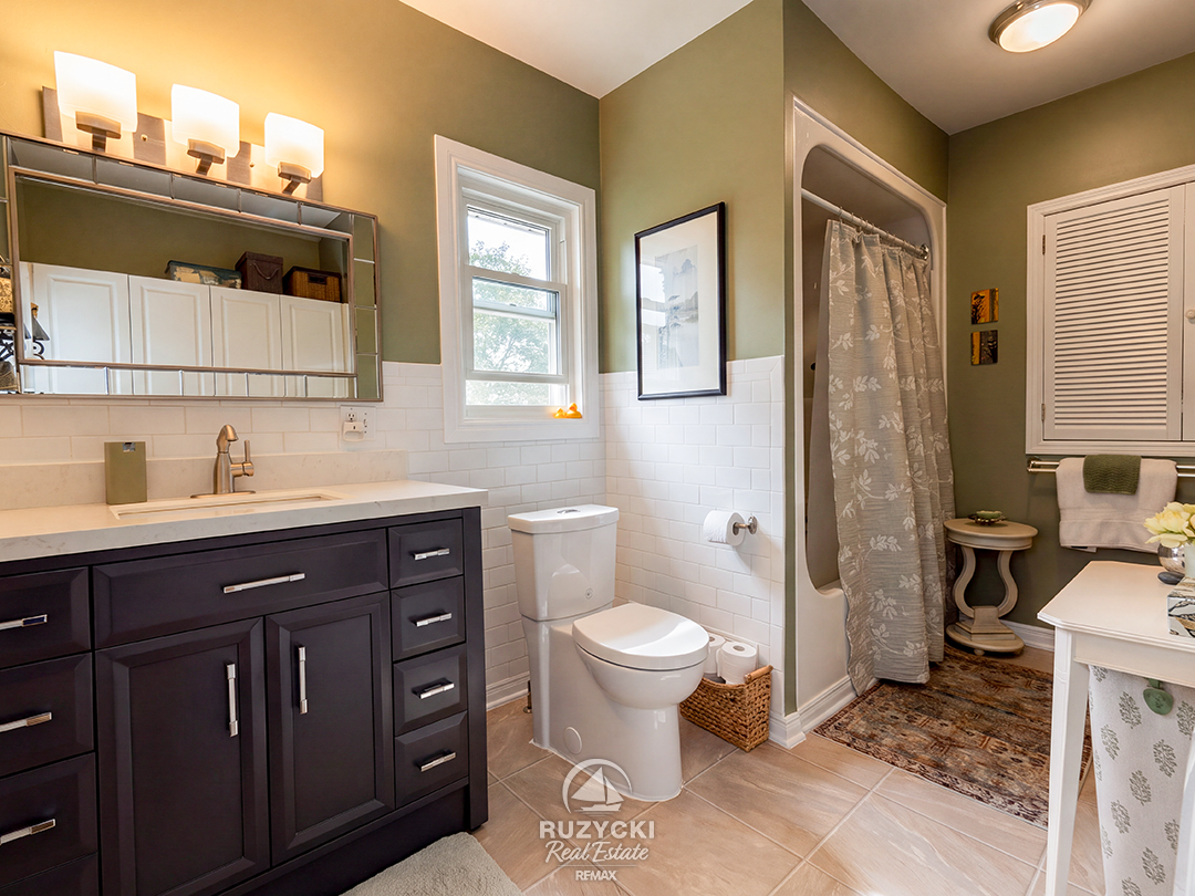 310-clarence-street-port-colborne_08 4 piece upstairs bedroom